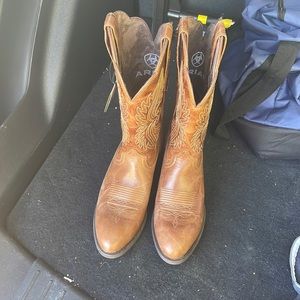 Brand new Ariat cowgirl boots size 8!